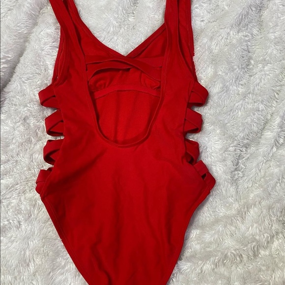 One piece - Picture 2 of 3